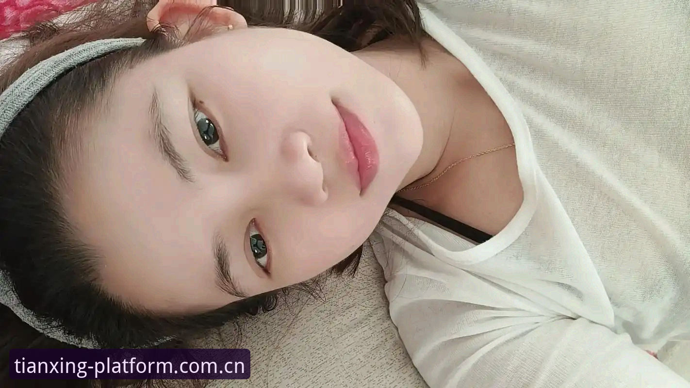 周六晚上十一点，朋友陈宇发来一条语音，语气里带着明显的烦躁：“兄弟，宝威又崩了，比分卡在半场，直播画面转圈转了五分钟，我这边一群人等着看加时数据呢。”他打篮球打了十几年，从街头半场打到公司联赛，对赛事数据的实时性要求近乎苛刻。这不是第一次听他抱怨老平台了，之前登录闪退、缓存堆积导致的卡顿，他已经忍了很久。那天晚上，我给他推荐了天行体育平台中国官方主页的备用导航入口，让他试试兼容版。三天后，他发来一句：“早该换了。”